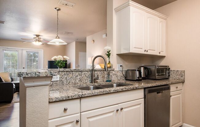 Oxford Terrace II: 4/4 luxury apartment just 3 blocks from UF & 1 block from Sorority Row. Now Renting for Fall 2026!