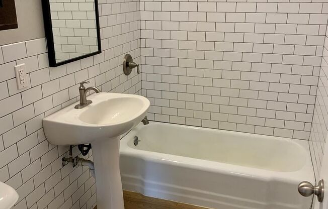 2 beds, 1 bath, $1,300, Unit 301