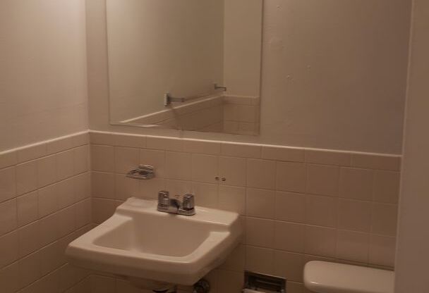 Studio, 1 bath, 450 sqft, $900, Unit 306