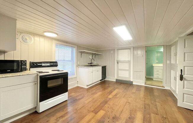 MIDTOWN / ICE BLOCKS Spacious 2 Bed 1.5 Bath Duplex in Great Location! 1915 1/2 18th St