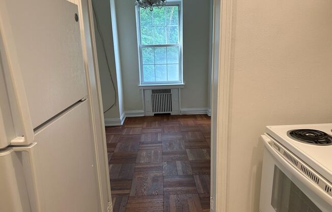 2 beds, 1 bath, 975 sqft, $1,800, Unit Royal York 114