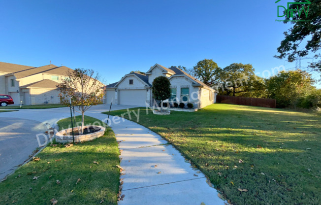 Spacious 4-Bedroom Home in Arlington with a Large Backyard