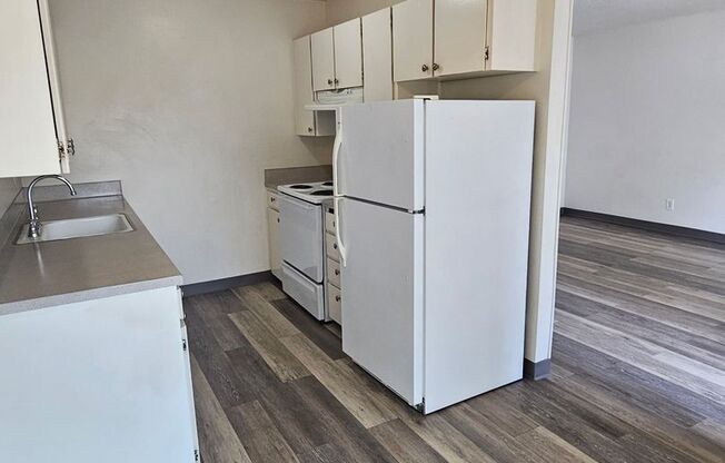 2 beds, 1 bath, 925 sqft, $1,598, Unit 4