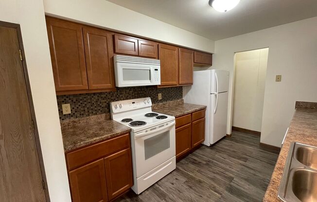 3 beds, 1 bath, 1,040 sqft, $1,695, Unit 3164-306
