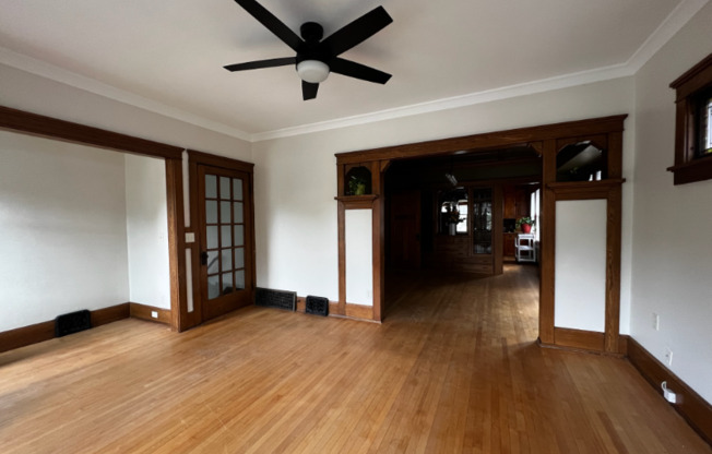 3426 N OAKLAND AVE