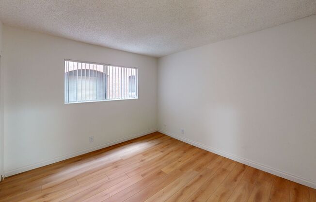 5th Street Apartments- Luxurious Bedrooms with Covered Parking! Call Now!
