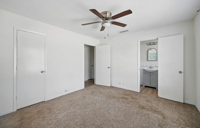 CHARMING AND QUAINT 4 bedroom, 2 bathroom home in Joshua, TX!!