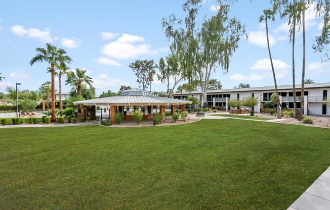 Tempe, AZ Apartments – Sentry Tempe – courtyard area near pool