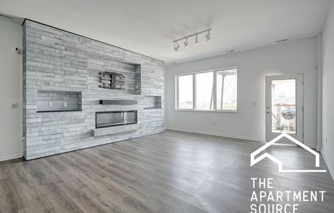 Spacious South Loop 3 Bed/2 Bath w/ Updated Kitchen and Oversized Floorplan!