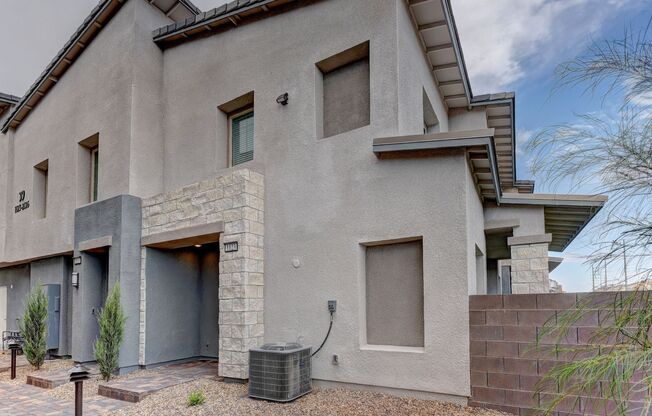 STUNNING Townhome - Strip & Mountain Views