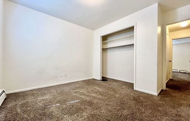 3 beds, 1 bath, $1,595, Unit 29th 2252 #4