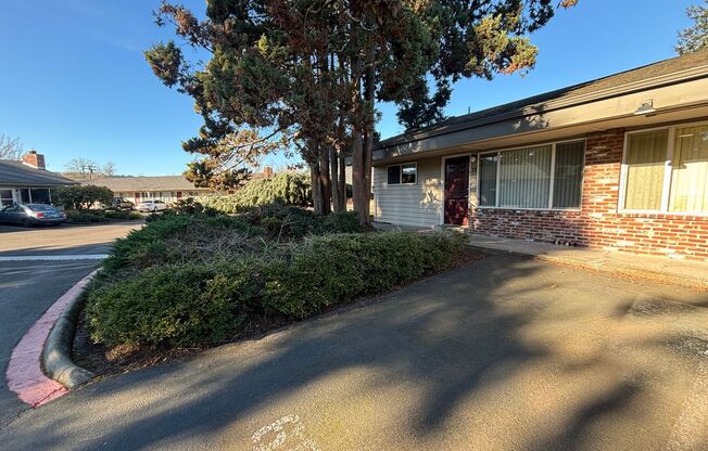 2 beds, 1 bath, 845 sqft, $1,625, Unit 28