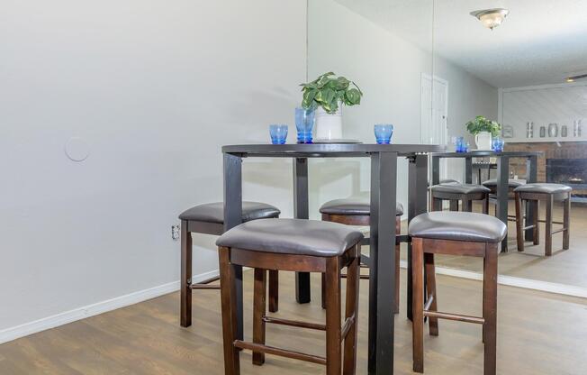 1 bed, 1 bath, 715 sqft, $745