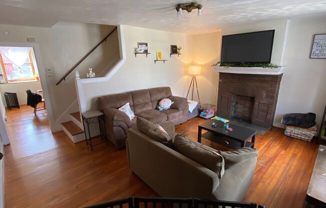 7/1  Great Location! Near Park and Shopping! Hardwood! Deck!