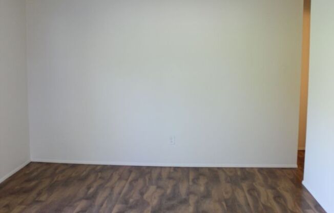 2 beds, 1 bath, $1,400, Unit 2025 SE River Road, WP 403