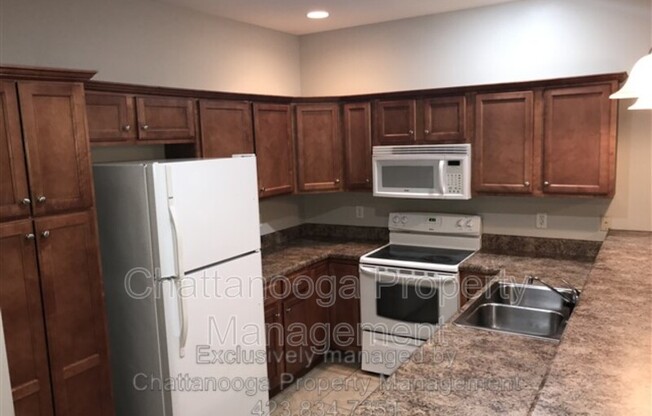 2704 STONE TRCE DR