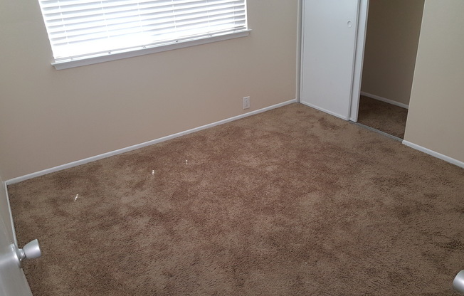 3bd 2.5ba House w/yard, garage