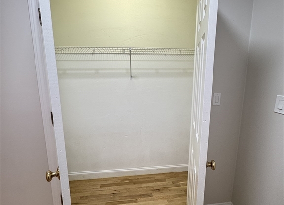 2 beds, 1 bath, 1,100 sqft, $4,000, Unit 7