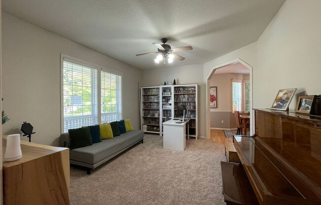 Tualatin 3 Bedroom  with Den + Bonus Room 2.5 Bath Home!  Close to Legacy Hospital.  Has A/C, Includes Lawncare!