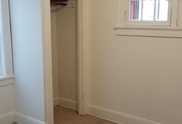 2 beds, 1 bath, 1,100 sqft, $1,275, Unit 17