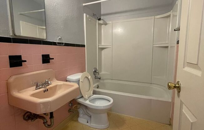 2 beds, 1 bath, $1,095, Unit Unit 1323B