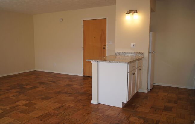 Studio, 1 bath, 520 sqft, $900, Unit 614