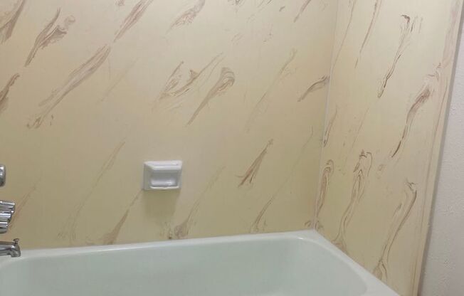 1 bed, 1 bath, 600 sqft, $1,050, Unit 16A