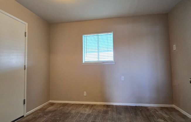 SINGLE STORY HOME WITH POOL!!!