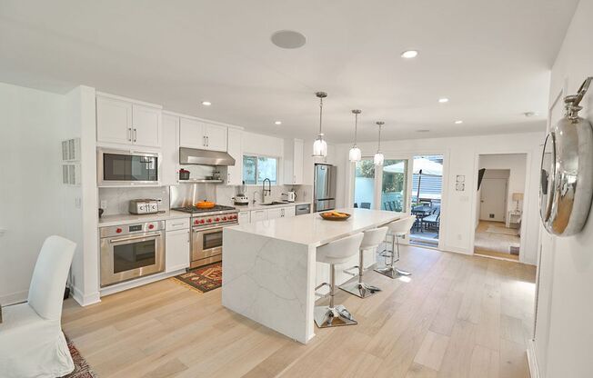 4 beds, 3.5 baths, $14,000