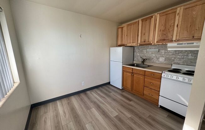 1 bed, 1 bath, $995, Unit # FRONT