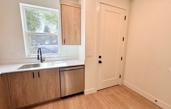 TWO WEEKS FREE RENT! Move-in Special! BRAND NEW 2BD/2.5B End-Unit Townhouse -