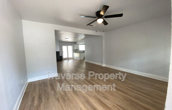 1011 N LUCAS DR