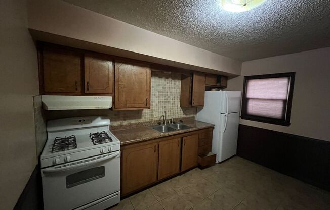 Great Duplex with 2+ bed/1 bath/1 Car garage in KCK!