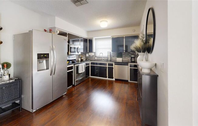 Nice 3 bedroom 2 bath with screened-in lanai in St Petersburg