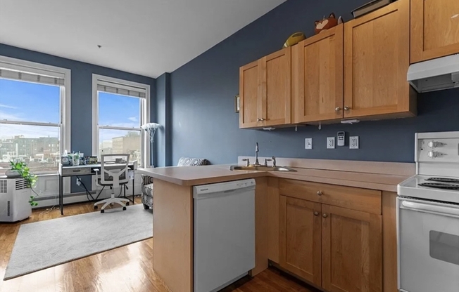 1 bed, 1 bath, 335 sqft, $2,800, Unit 63
