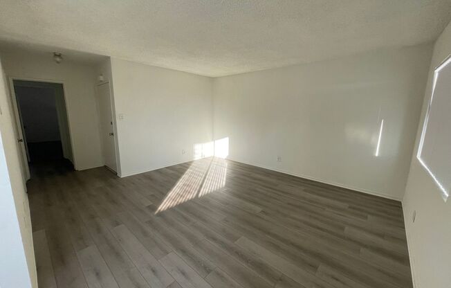 2 beds, 1 bath, $2,050, Unit 17