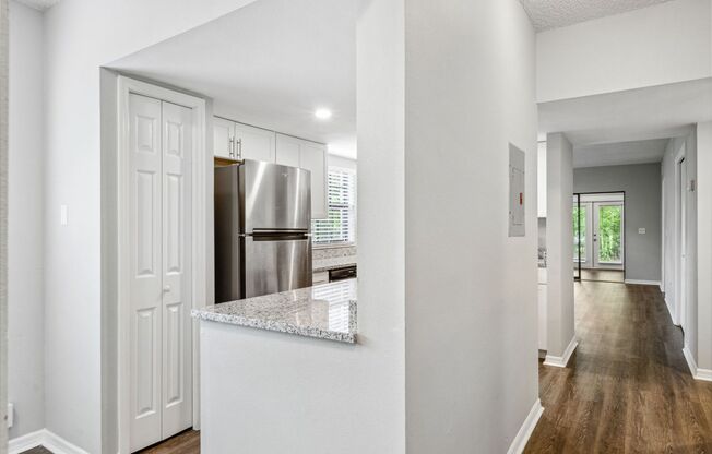 Large 2 bed / 2 bath plus flex area located in Hyde Park