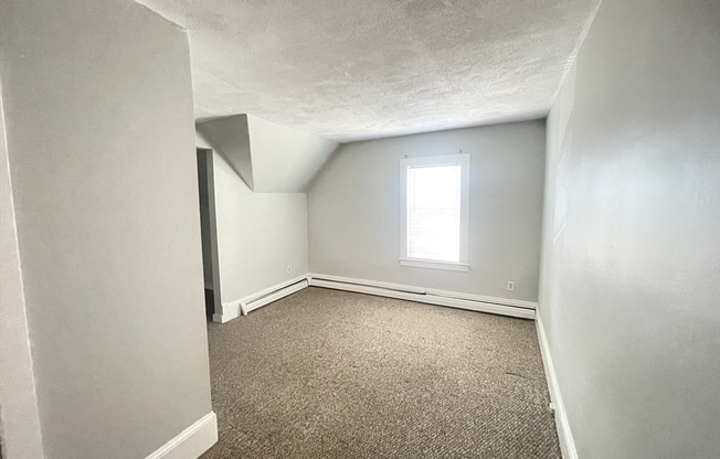 3 beds, 1 bath, $2,650, Unit 6