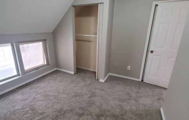 2 beds, 1 bath, 800 sqft, $895, Unit 2164A Upper