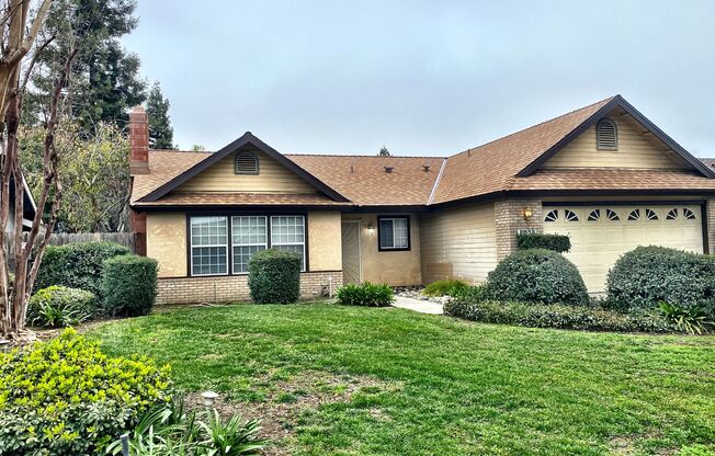 5926 W. FEEMSTER CT. - 3 BEDROOM 2 BATHROOM - SW VISALIA