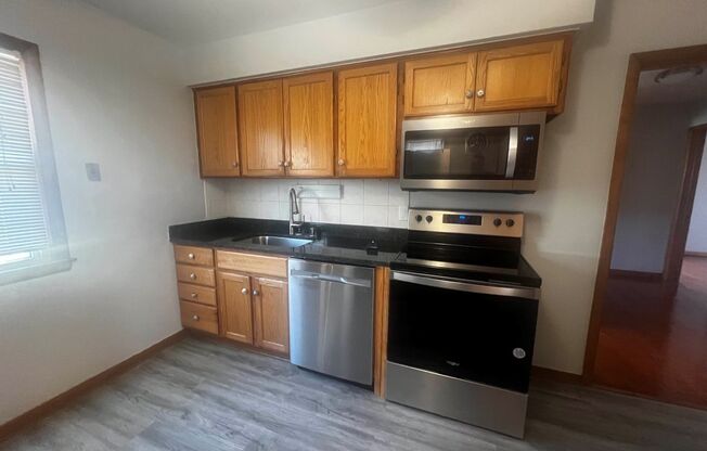 Large 3BR Single Family in St. Francis!!