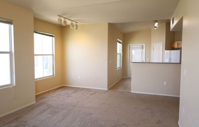 Lovely 3 bed 2 bath condo in wonderful location just off the 215 & Tropicana!
