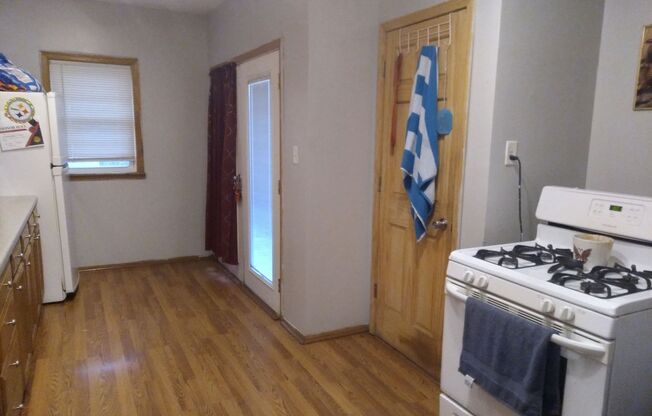 2 beds, 1 bath, $895