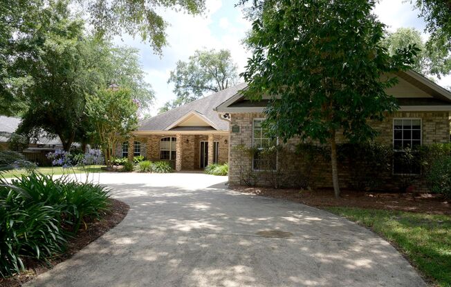 Incredible Home in Crestview!  (South of I-10)