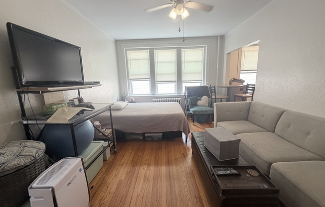 Studio, 1 bath, 550 sqft, $2,250, Unit 24