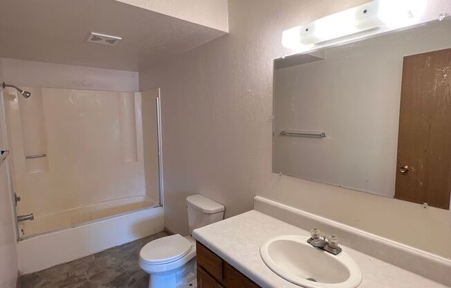 3 beds, 1 bath, 900 sqft, $1,050, Unit C-02