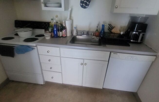 2 beds, 1 bath, $3,350, Unit 5