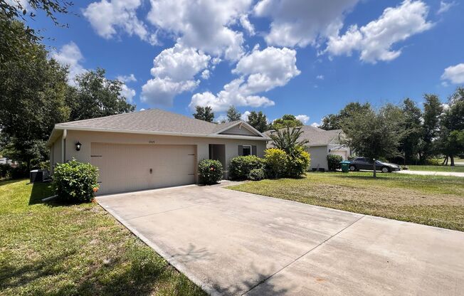 Fantastic 3 Bedroom, 2 Bathroom Home in Deltona!!