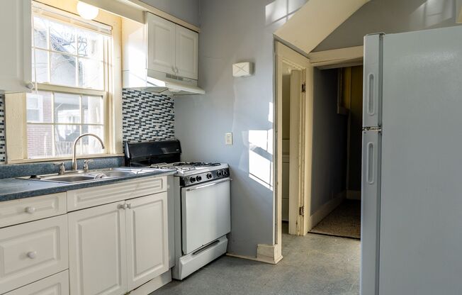 2 beds, 1 bath, $1,300, Unit Apt 101