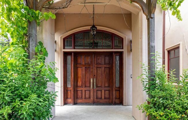 Amazing home, with incomparable views and privacy, but close in convenience!